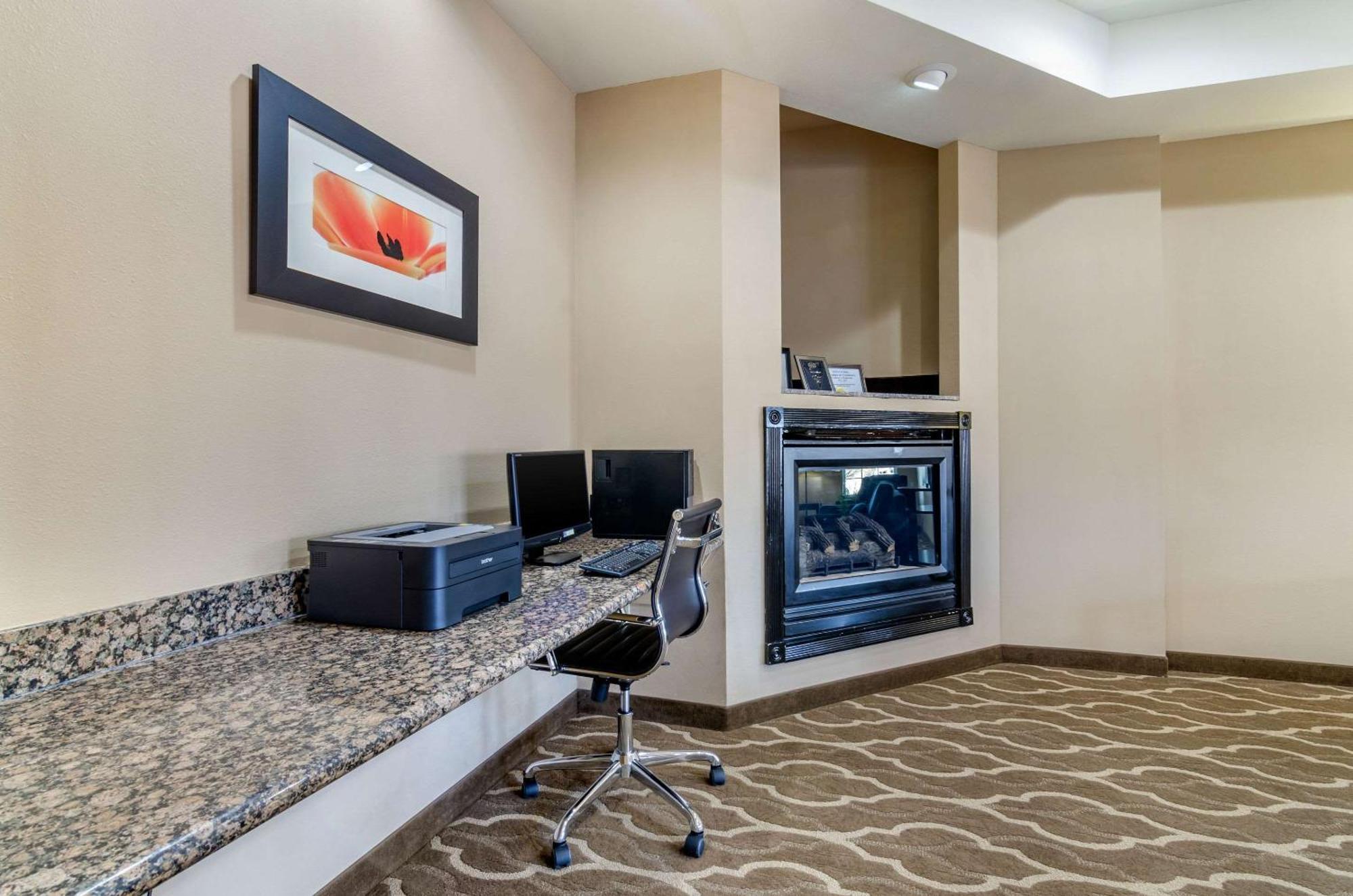 Comfort Inn & Suites Near Bethel College Newton Dış mekan fotoğraf