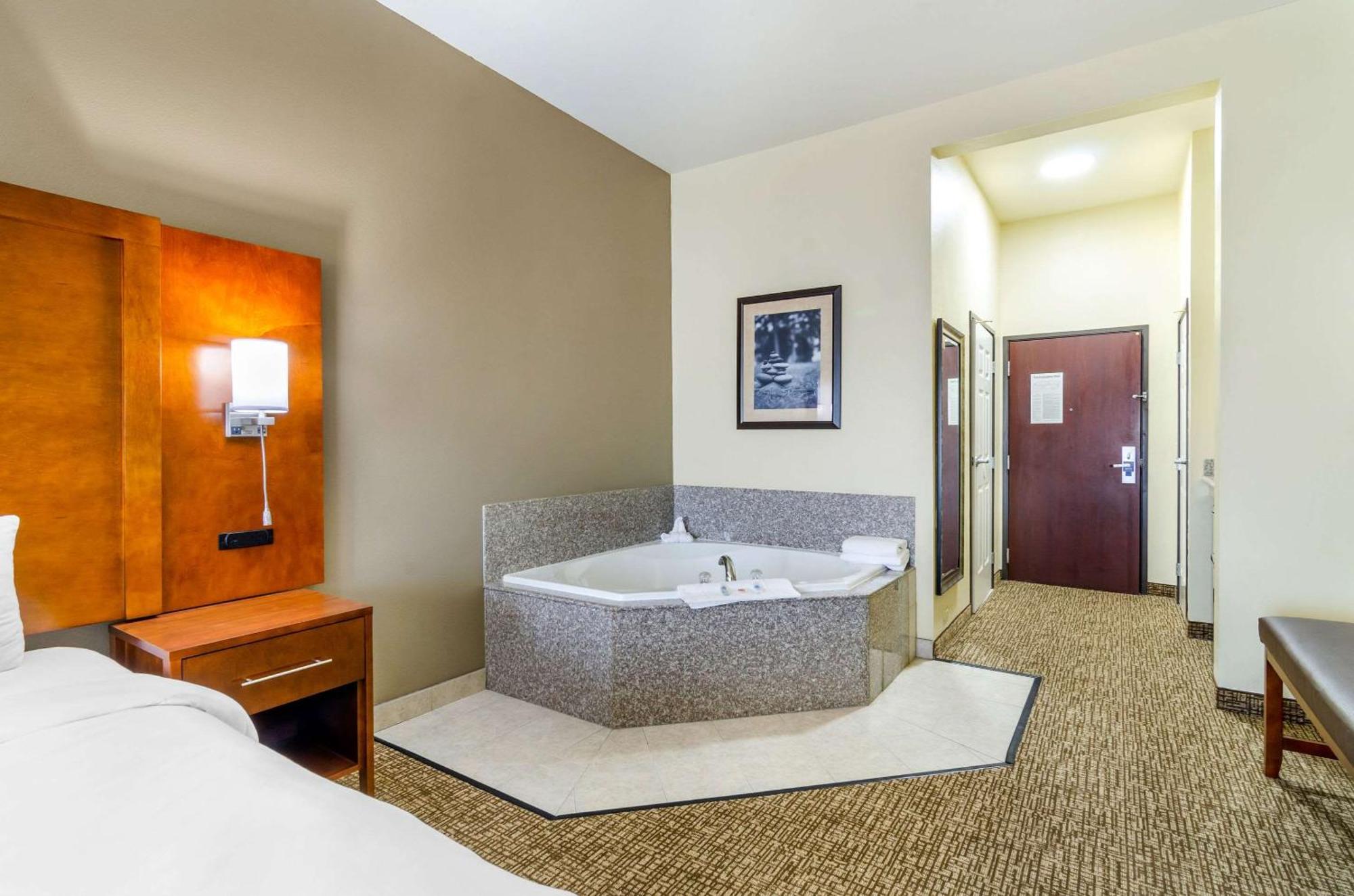 Comfort Inn & Suites Near Bethel College Newton Dış mekan fotoğraf