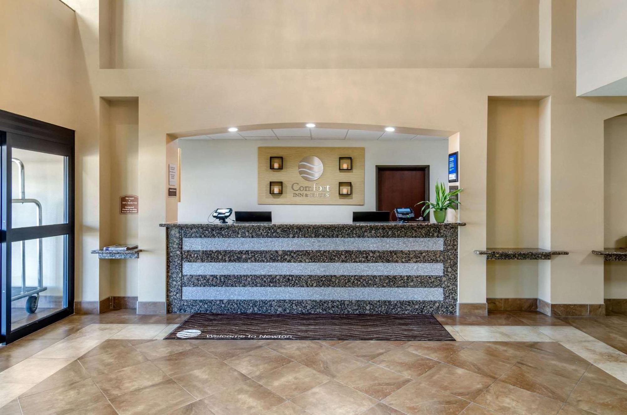 Comfort Inn & Suites Near Bethel College Newton Dış mekan fotoğraf