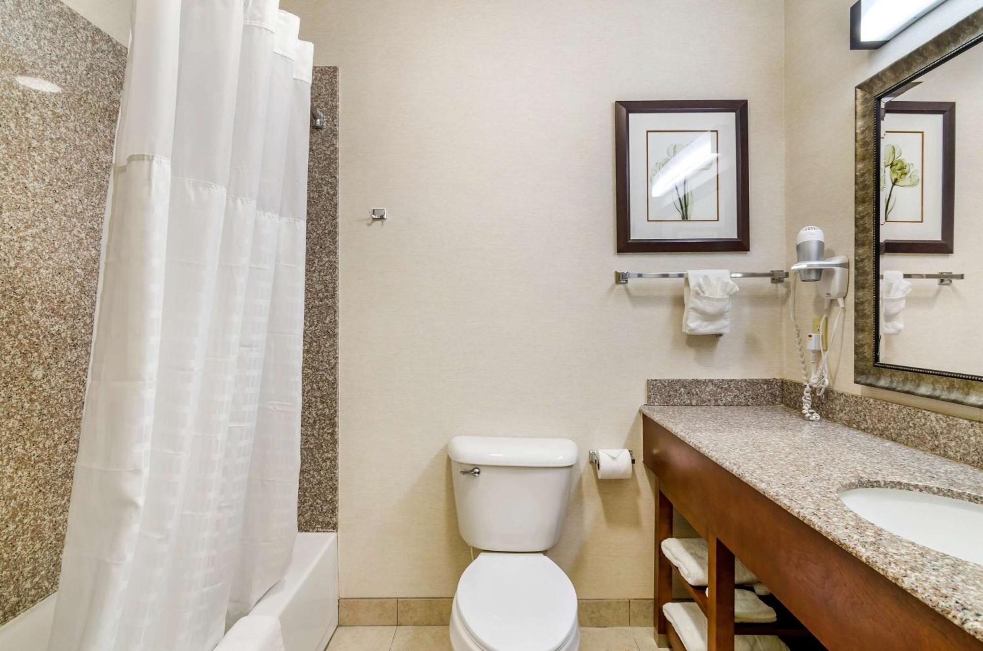 Comfort Inn & Suites Near Bethel College Newton Dış mekan fotoğraf